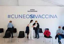 Uno degli hub vaccinali a Cuneo 